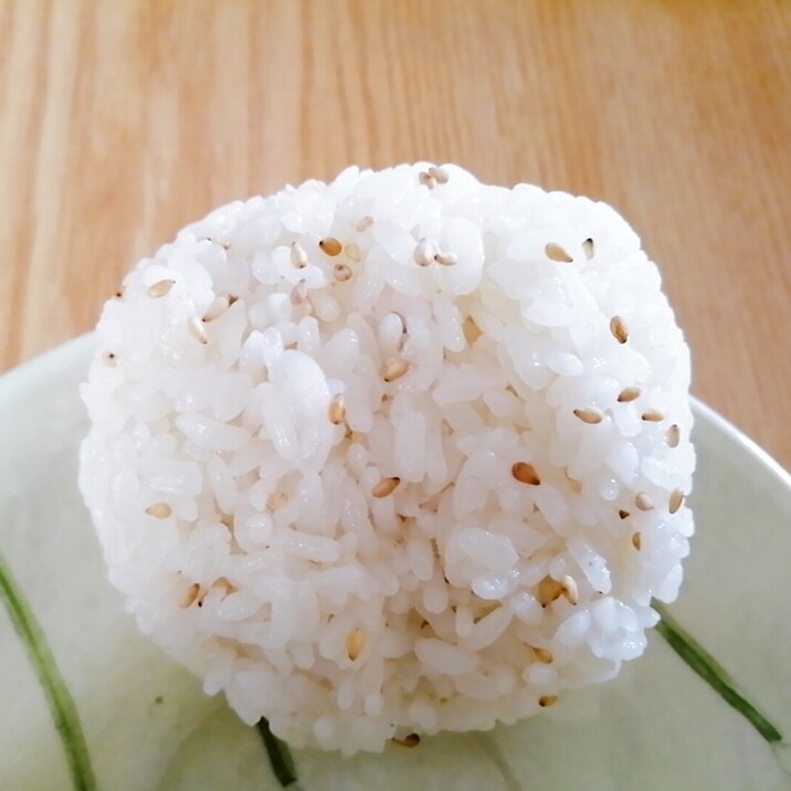 ごま油香る スモークチーズとごまのおにぎり レシピ 作り方 By はじゃじゃ 楽天レシピ